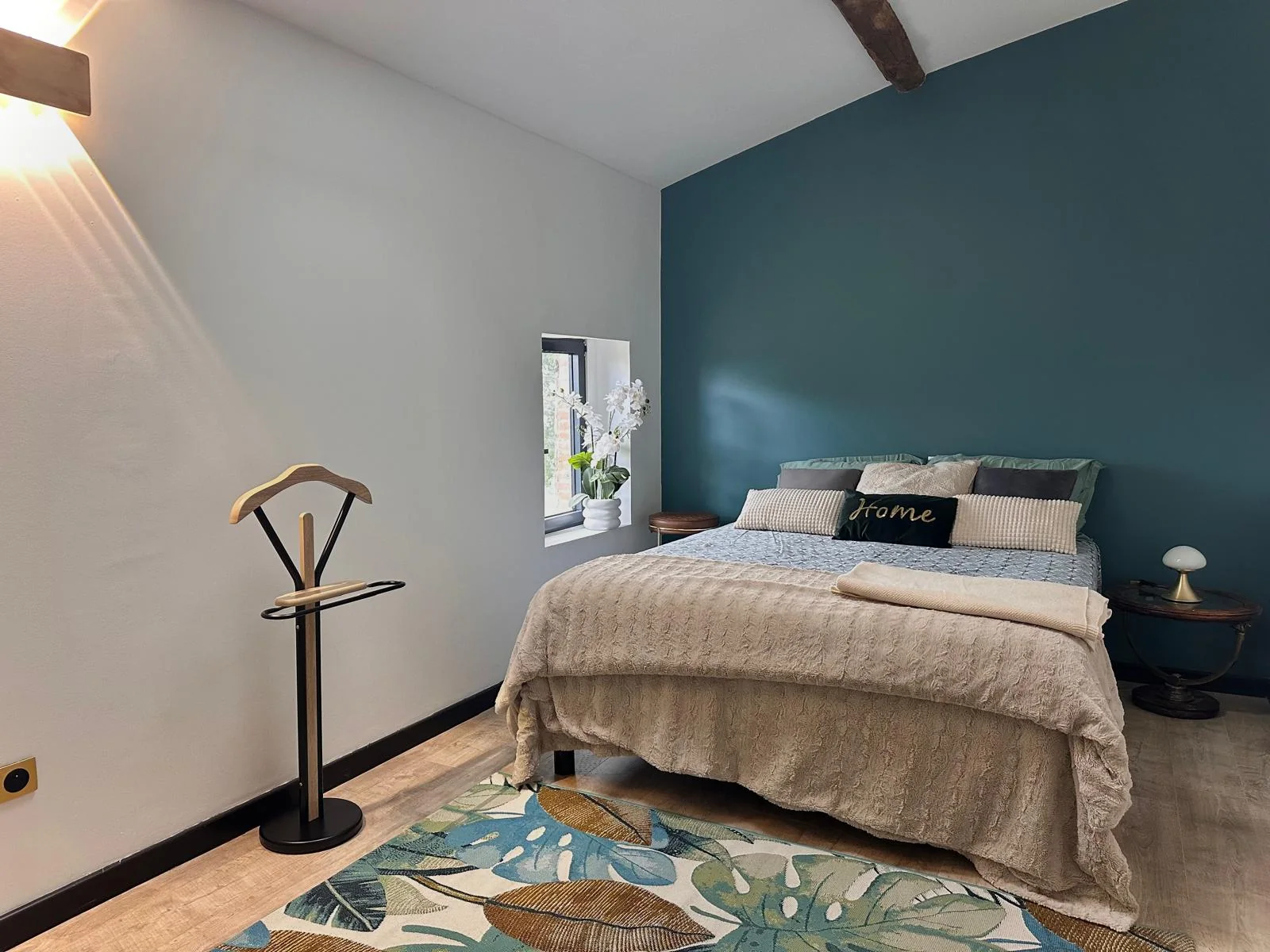 Chambre avec mur vert profond et lit double