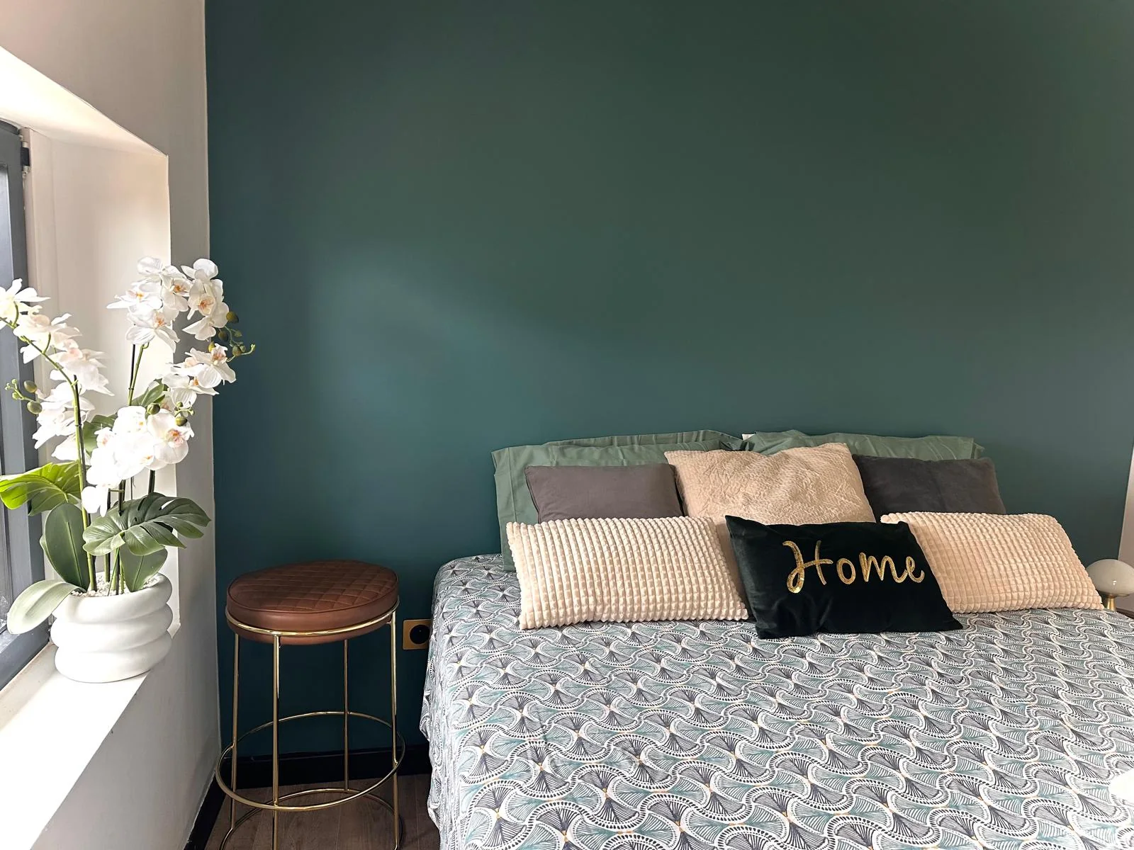 Vue d’une chambre au mur vert