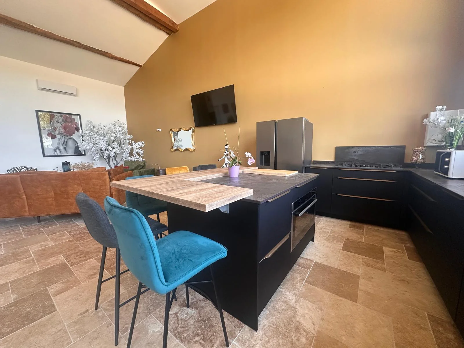 Cuisine du gîte avec îlot central et espace repas