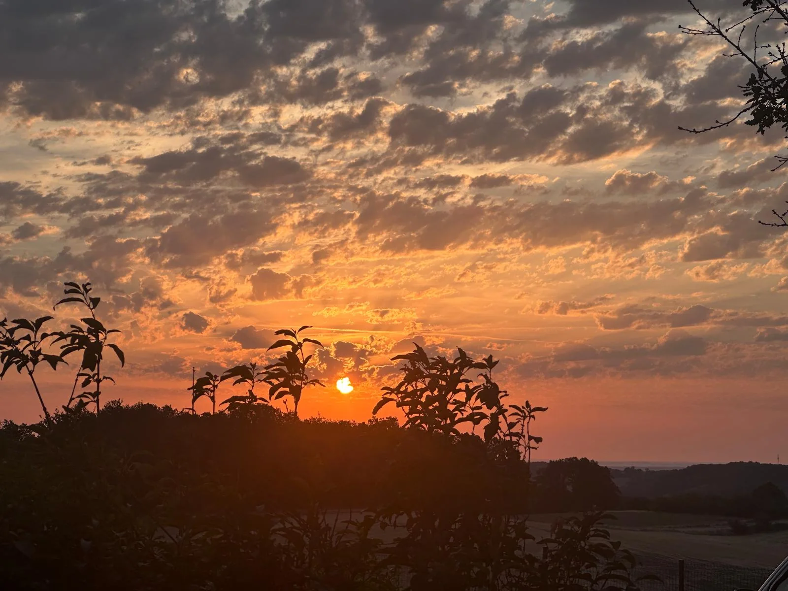 Ciel coloré au-dessus de la campagne